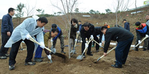 경상북도 나무심기 행사가 1일 영천시 고경면에서 열렸다. 영천시 제공