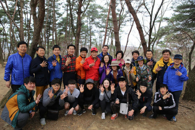 서상기 국회의원은 2008년 2월부터 매주 일요일 자신의 지역구에 있는 함지산이나 명봉산으로 산행을 가고 있다. 사진은 372회째를 맞은 지난달 29일 산행 모습. 서상기 의원 측 제공