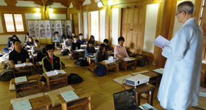 계명대가 오는 7월 인성교육진흥법 전면 시행을 앞두고, 인성교육을 본격화한다. 계명대가 재학생들을 대상으로 교내 한학촌에서 진행한 인성함양 캠프. 계명대 제공