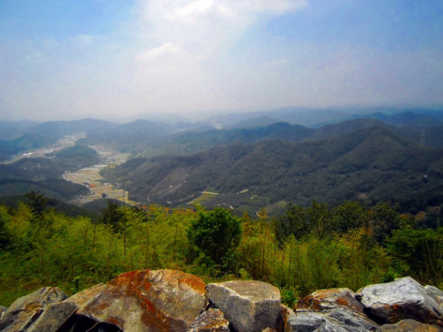 진주 명석면의 광제산은 비교적 낮은 산이지만 남쪽의 남해바다와 북쪽의 덕유산 자락이 보일 만큼 주변 시야가 매우 좋아 봉수대 입지로서 최상의 여건을 지니고 있다. 진주시 제공
