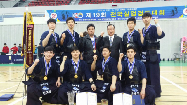 인천 강화에서 열린 제19회 전국실업검도대회 단체전과 개인전 6단부를 제패한 구미시청 검도 선수단이 경기장에서 포즈를 취했다. 구미시청 제공