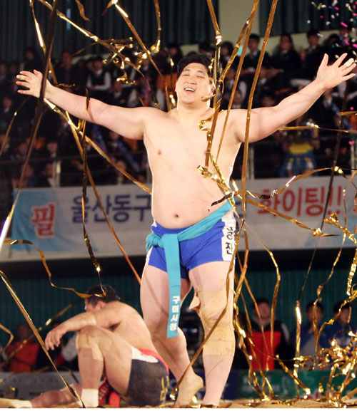 6일 보은군 보은국민센터에서 열린 2015 보은한식장사씨름대회 백두급(150kg이하) 경기에서 정경진(청샅바·구미시청)이 문찬식(홍샅바·제주특별자치도)를 3-0으로 꺾고 백두장사 타이틀을 거머쥔 뒤 환호성을 지르고 있다. 2015.4.6 연합뉴스