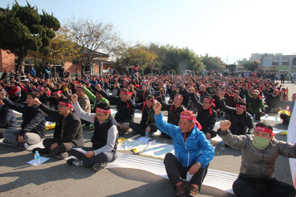 경주지역 상인들이 홈플러스 2호점 입점을 반대하며 시청 앞에서 권기대회를 열고 있다.