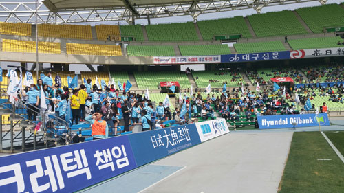 지난달 29일 열린 대구FC 홈 개막전에서 처음으로 선보인 가변석에서 관중이 응원하고 있다. 대구FC 제공