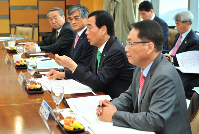 ▲6일 대구대학교 성산홀에서 열린 경산시와 지역의 12개 대학 총장들로 구성된 경산시 대학발전협의회 회원들이 지역 현안에 대해 논의하고 있다. 경산시 제공