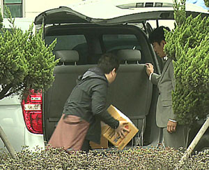 코스틸 포항공장. 검찰이 코스틸 포항공장을 압수수색한 뒤 관련 자료를 상자에 담아 차에 싣고 있다.