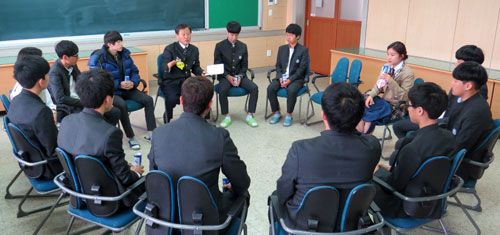 김용현 의성경찰서장이 교복을 입고 의성고교를 방문, 학생들과 대화하며 소통하는 시간을 가졌다. 의성경찰서 제공
