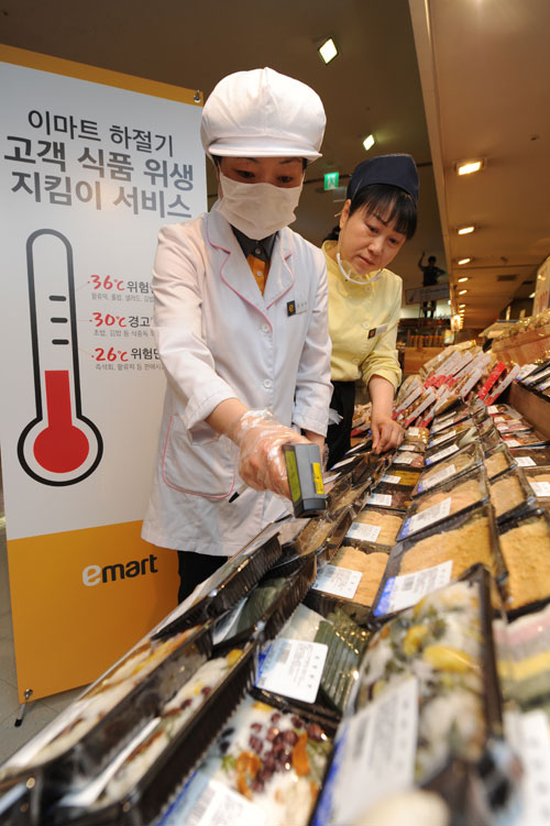 이마트 점포 준법 담당자가 진열된 상품 온도를 측정하고 있다.