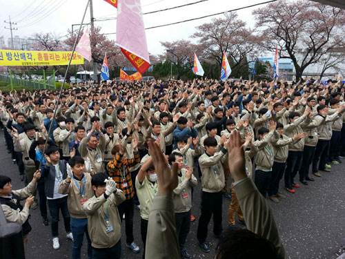 삼성탈레스 구미사업장 임직원들이 8일 회사 정문 앞에서 매각 반대 집회를 열고 있다. 삼성탈레스 제공