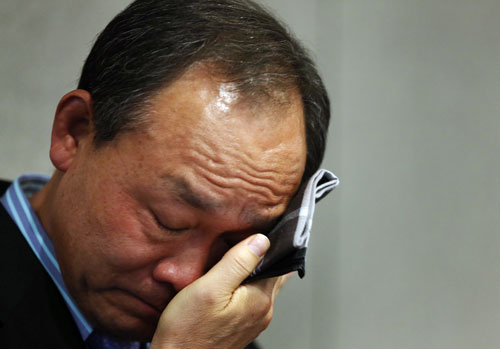 자원외교 비리에 연루됐다는 의혹을 받고 있는 성완종 전 경남기업 회장이 8일 오후 서울 중구 은행회관에서 기자회견을 하던 중 눈물을 닦고 있다. 검찰에 따르면 성 전 회장은 회사 재무상태를 속여 해외 자원개발 사업에 지원되는 정부융자금 460억원을 받아내고 경남기업 관계사들과의 거래대금 조작 등을 통해 230억원가량의 회삿돈을 횡령한 혐의(특정경제범죄가중처벌법상 사기