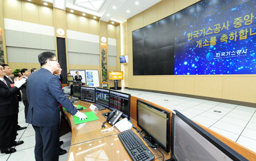한국가스공사 이종호 사장 직무대행이 9일 중앙통제소 이전 개소식에서 가스공급 통제 시스템을 시연하고 있다. 한국가스공사 제공