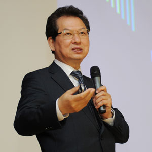 서남수 전 교육부 장관이 8일 대구가톨릭대에서 한국 고등교육의 향후 전망과 대응전략에 대해 특강을 하고 있다.
