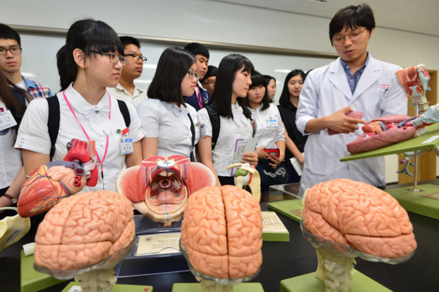 의예과에 진학하는 것은 최상위권 학생들에게도 버거운 일이다. 그만큼 철저히 준비하지 않으면 의학도가 되기 어렵다. 지원하려는 대학, 전형을 정하고 그에 맞춰 하나하나 준비해야 합격 가능성을 높일 수 있다. 지난해 계명대가 진행한 