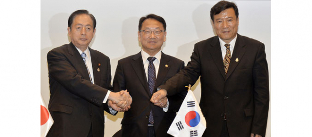 한·중·일 3국 수자원 장관회의에서 유일호(가운데) 국토교통부 장관, 지아오 용(오른쪽) 중국 수리부 차관, 아키히로 오타 일본 국토교통상이 수자원 개발, 상하수도 정비, 개발도상국 기술지원 등을 골자로 하는 공동성명서에 서명 후 기념촬영을 하고 있다. 성일권 기자 sungig@msnet.co.kr