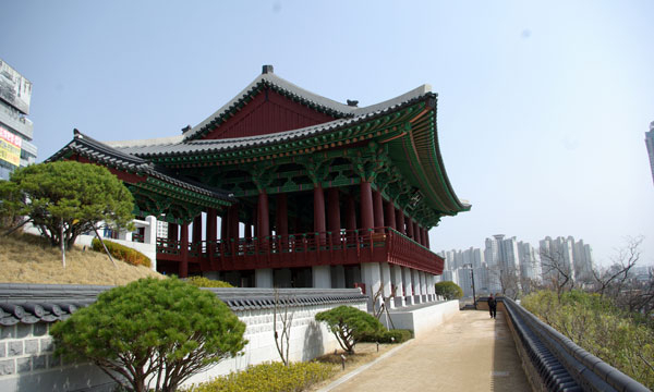 태화루의 화려한 단청.
