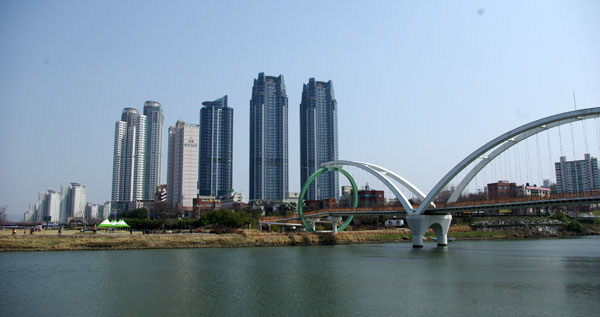 도심 건물과 조화를 이룬 