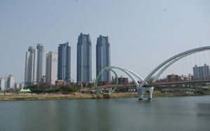 도심 건물과 조화를 이룬 