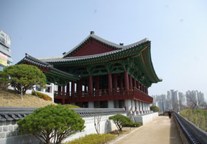 태화루의 화려한 단청.