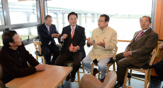 국민MC 송해 씨, 김문오 달성군수, 충주 석씨 문중대표가 만나 송해공원 조성에 대해 논의하고 있다. 달성군 제공
