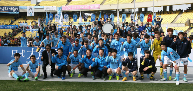 대구FC는 15일 대구스타디움에서 FC안양과 4라운드 홈경기를 한다. 사진은 강원과의 2라운드 홈경기에서 승리한 선수단이 가변석에서 팬과 함께 기념촬영하는 모습. 대구FC 제공