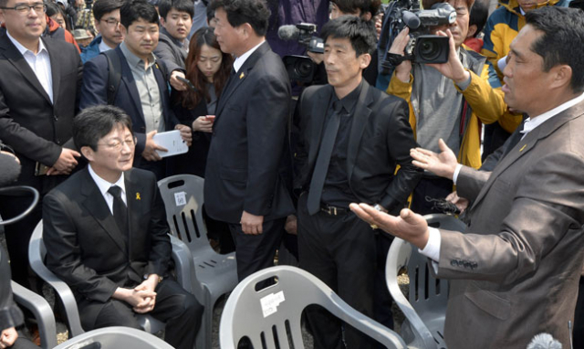 세월호 참사 위령제에 참석하기 위해 15일 오후 전남 진도군 팽목항을 찾은 유승민 새누리당 원내대표가 위령제에 참석한 일부 유족들의 항의를 받고 있다. 진도 팽목항에서 우태욱 기자 woo@msnet.co.kr