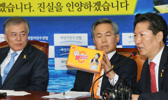 성완종 전 경남기업 회장이 비타500 박스를 이완구 총리에게 전달한 정황이 제기됐다고 한 언론이 보도한 15일 국회에서 열린 새정치민주연합 최고위원회의에서 정청래 최고위원이 비타500박스를 내보이며 이 총리의 자진사퇴를 촉구하고 있다. 오른쪽부터 정청래 최고위원, 우윤근 원내대표. 문재인 대표. 연합뉴스