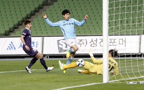 대구FC의 장백규가 15일 대구스타디움에서 열린 FC안양과의 K리그 챌린지 4라운드 홈경기에서 선제골을 터뜨리고 있다. 대구FC 제공