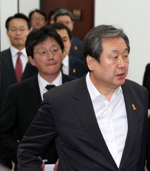 새누리당 김무성 대표가 16일 국회 대표실에서 박근혜 대통령과의 회담내용에 대해 기자회견을 하려고 이동하고 있다. 연합뉴스