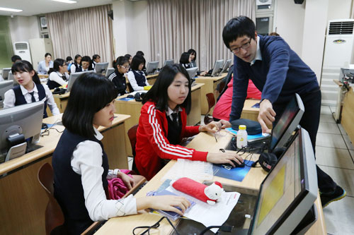 포스텍 학생들이 보조교사로 포항지역 초 중학교에서 컴퓨터 교육을 돕고 있다.