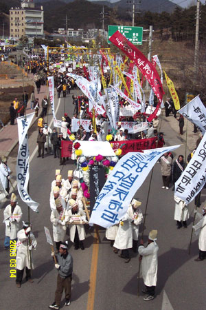 영덕에 원전을 새로 들이는 문제를 두고 주민들의 반발이 거세다. 지난 2003년 3월 벌어진 영덕 핵폐기장 반대 시위. 당시 군민들의 강력한 저항으로 핵폐기장이 들어서지 못했다. 영덕원전백지화범군민연대 제공