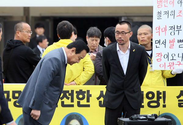 이완구 국무총리가 16일 경기 안산시 단원구 세월호사고희생자정부합동분향소에서 전명선 가족대책위원장 등 유가족의 항의로 조문을 거부당하자 인사한 뒤 돌아서고 있다. 연합뉴스