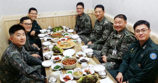 ▲육군3사관학교 간부들이 15일 영천시내 음식점에서 점심식사를 하고 있다. 육군3사관학교 제공
