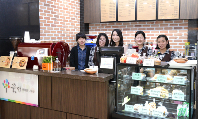 ▲정인사회복지회 행복울타리 이무희(가운데) 대표와 지적장애인 바리스타들이 운영하는 카페 