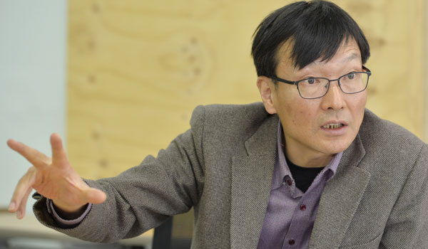 남재일 교수는 약자의 눈으로 세상을 보고 없는 자를 위해 복무하지만 진보, 보수의 진영 논리에 갇히기를 거부한다. 독특한 문체로 마니아층을 거느리고 있는 남 교수를 만나 그의 글쓰기 담론을 들어보았다. 성일권 기자 sungig@msnet.co.kr