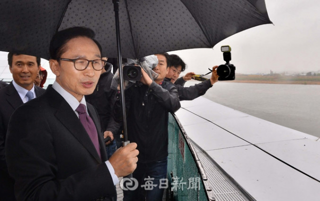 이명박 전 대통령이 1박2일 일정으로 대구를 방문한 20일 오후 낙동강 강정고령보에서 이 전 대통령이 재임시절 4대강 사업으로 조성한 보(洑)와 교량 등 시설물들을 둘러보고 있다. 정운철 기자 woon@msnet.co.kr