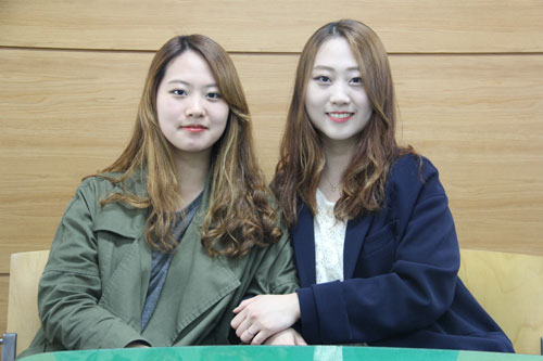 휴일을 맞아 영남이공대 모교를 방문한 이호진(오른쪽) 씨가 동생 민영 씨와 다정한 포즈를 취했다. 영남이공대 제공