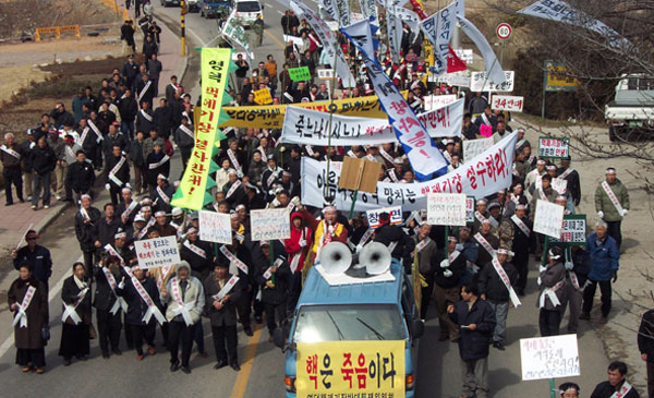 지난 2003년 영덕군에서 벌어진 방폐장 반대 상여시위 모습. 이렇게 시위가 커질 수 있었던 것은 당시 군수가 방폐장에 대해 반대 입장을 견지했기 때문이다. 영덕원전백지화범군민연대 제공