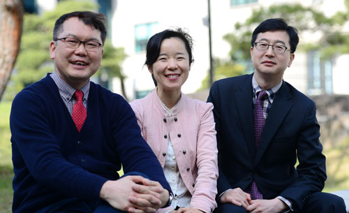 3개국 공동논문을 발표한 대구보건대학교 박철인, 김수정, 김경용 교수가 교내에서 기념사진을 촬영했다. 대구보건대 제공