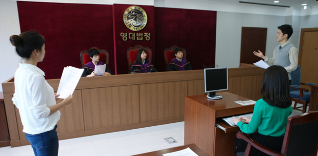 ▲영남대 로스쿨 학생들이 모의법정에서 실습을 하고 있다. 영남대 제공