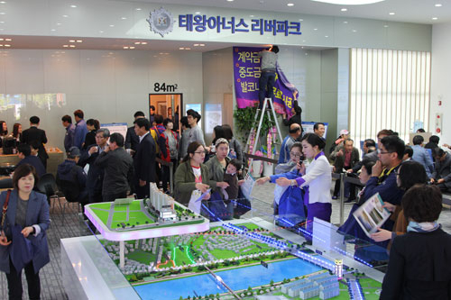 대구 동구 지저동에 들어설 태왕아너스 리버파크 견본주택에 인파가 몰리는 등 성공 분양을 예고하고 있다. 태왕 제공