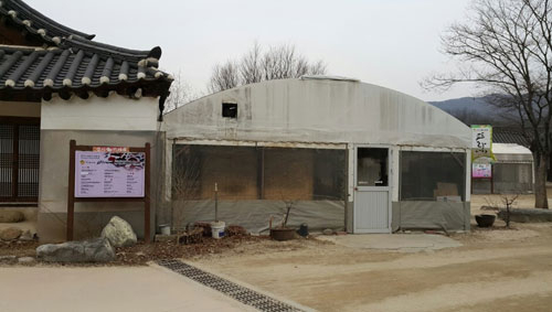 선비촌 저잣거리 불법 비닐하우스. 이곳에 대한 영주시의 처분이 갈지자를 그리고 있다. 선비촌을 살리기 위해서는 원칙대로 철거해야 한다는 것이 시민들의 의견이지만 일부 상인들에게 행정이 휘둘리면서 행정 공신력을 완전히 잃고 있다. 마경대 기자