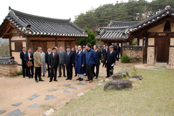 국민권익위원회는 22일 안동 와룡면 군자마을을 찾아 산지법에 묶여 건축행위를 못 하는 후조당 안채 복원에 대한 민원 조정회의를 가진 뒤 합의를 이끌어 냈다. 엄재진 기자