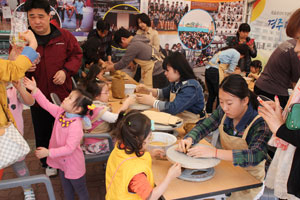제15회 경주신라도자기축제가 24일부터 다음 달 3일까지 황성공원 주변에서 열린다. 사진은 지난해 행사.
