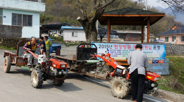 ▲고령군이 찾아가는 종합민원실을 운영하면서 지역민들의 애로사항을 현장에서 해결, 호응을 얻고 있다. 고령군 제공