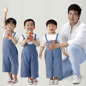 송일국 삼둥이 대한·민국·만세 사진. 코카콜라