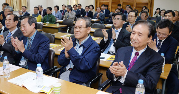 2015 전국가톨릭경제인협의회 정기총회가 24일 대구 천주교 대구대교구청 꾸르실료 교육관에서 열렸다. 김영진 기자 kyjmaeil@msnet.co.kr