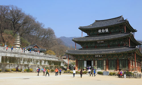 후백제 견훤이 맏아들 신검, 둘째 양검에 의해 감금당한 곳이고, 3층 통층인 국보 제62호 금산사 미륵전.