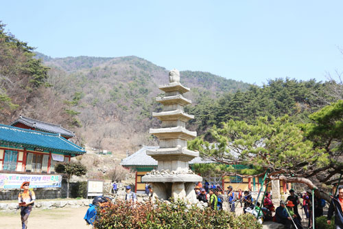증산교 창시자 강일순이 대각하였다는 대원사. 파란 건물 가장 우측 방이 강일순 선생이 숙식했다는 곳이다.