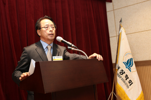 이달 24일 열린 무애장학회 장학증서 수여식에서 남병주 회장이 장학생들과 기념촬영을 하고 있다. 무애장학회 제공