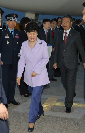 중남미 4개국 순방을 마친 박근혜 대통령이 27일 오전 성남 서울공항에 도착, 영접 인사들의 환영을 받은 뒤 전용차에 탑승하고 있다. 연합뉴스